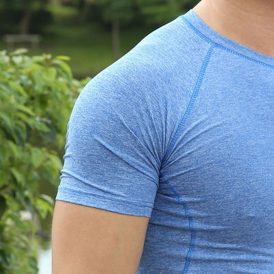 T-shirt da golf per uomini.