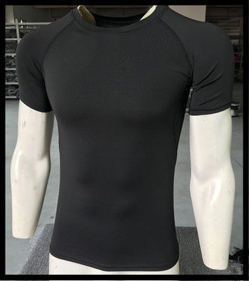 T-shirt da golf per uomini.
