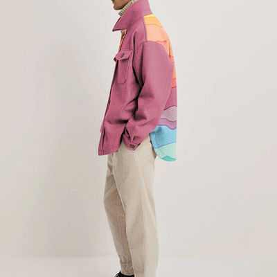Cappotto a maniche lunghe da uomo con disegni geometrici colorati e tessuto